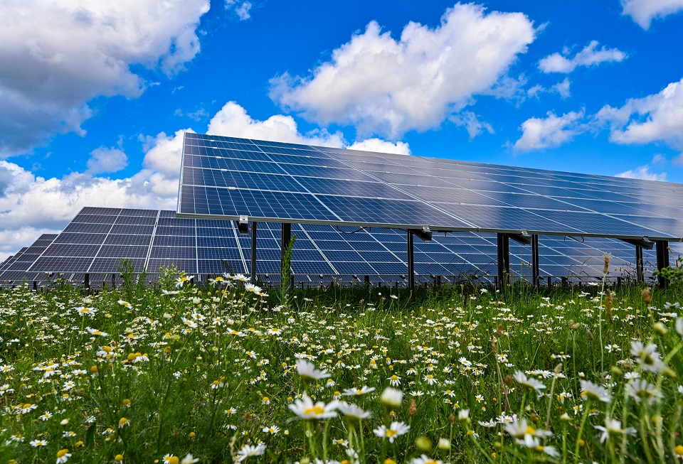 طول عمر نیروگاه  خورشیدی چقدر است؟